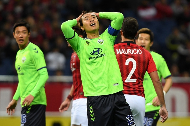 韓国の英雄、イ・ドングクは現役引退後も大人気！ 7人の大家族で両親