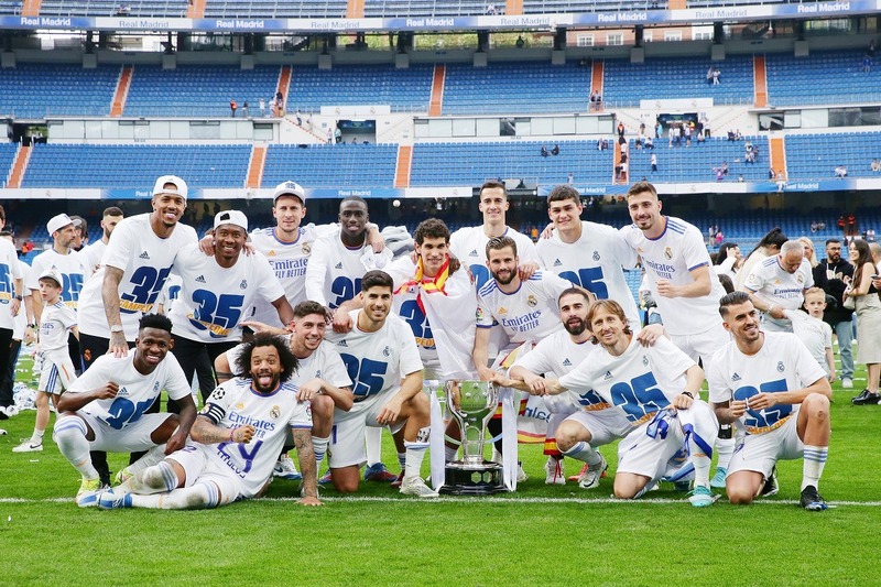 Realmadridの選手の直筆サイン入り集合写真