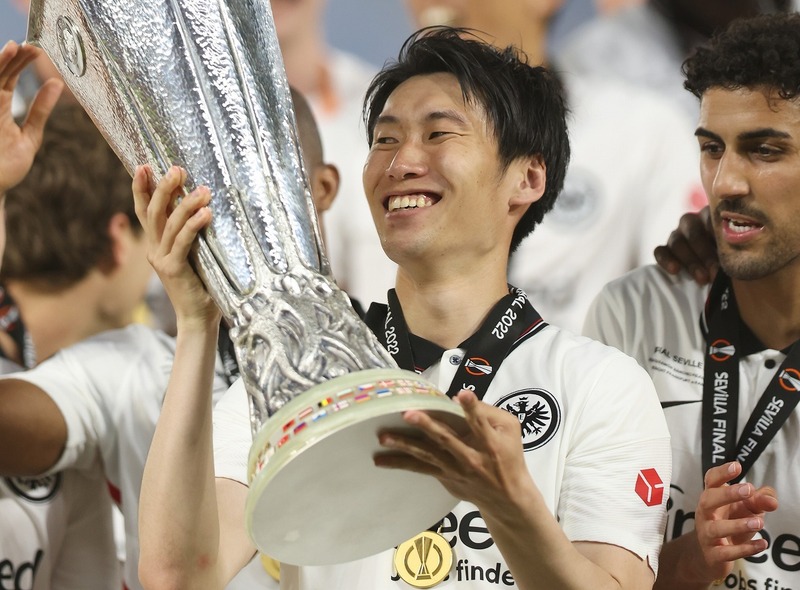 ガチ凄い」長谷部＆鎌田のフランクフルトがEL制覇！ 早朝から