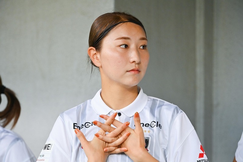 最強に可愛い」「スタイルいい」浦和L・塩越柚歩、“モコモコ”な