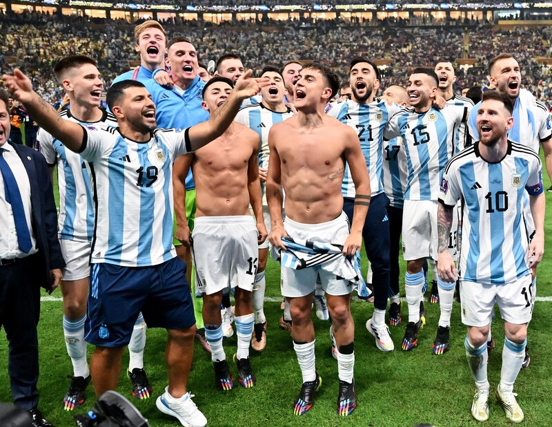 大興奮アグエロがピッチへ！神出鬼没なOBが話題「全く違和感ない