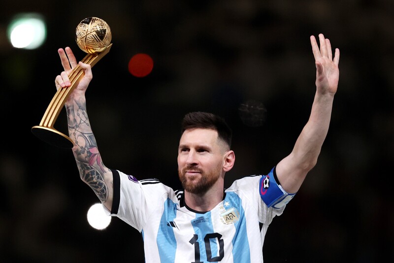 2022年ワールドカップでメッシがサインしたサッカーボール MVPはメッシが受賞！キャプテンとしてチームを牽引、決勝では2ゴール