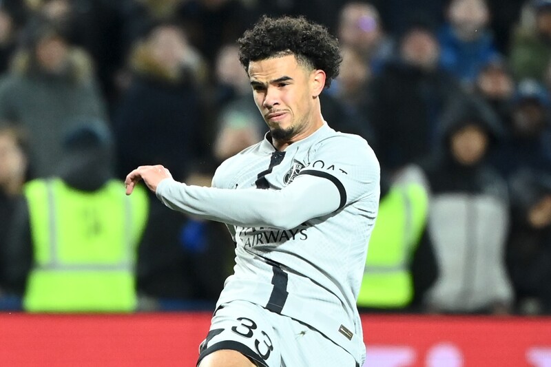 年齢詐称してるやろ」パリSGの16歳MFがクラブ最年少記録樹立の衝撃弾