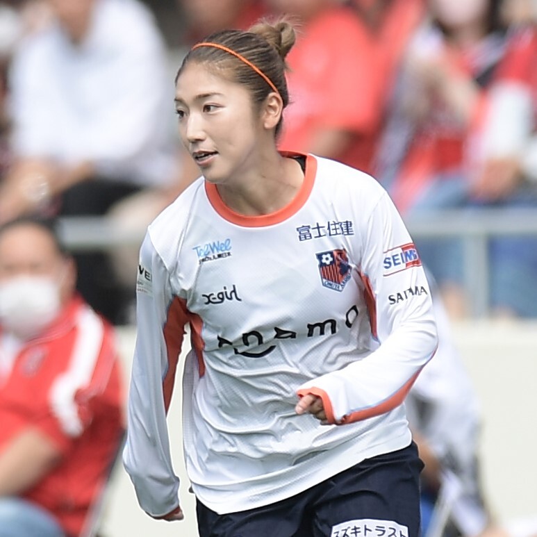 Under Armour サッカーシャツ XXL 仲田歩夢選手25周年記念 セクシーでスタイル抜群」大宮V・仲田歩夢、お腹チラ見せコーデの韓国