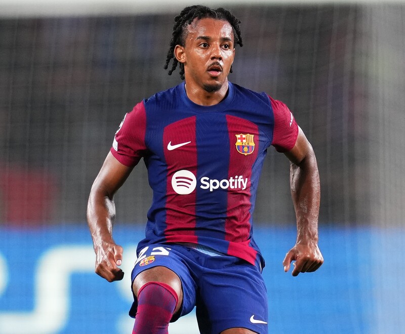 着こなし最高」「なんで持ってるの」バルサDFクンデ、まさかの日本代表