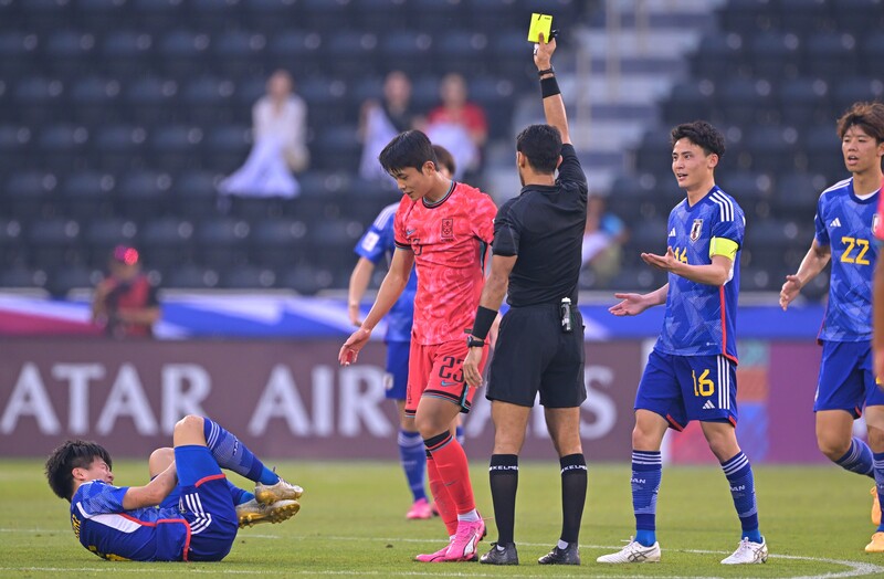 格闘技か！レッドだ」「狂ってる」韓国MFの日本選手への悪質プレーに