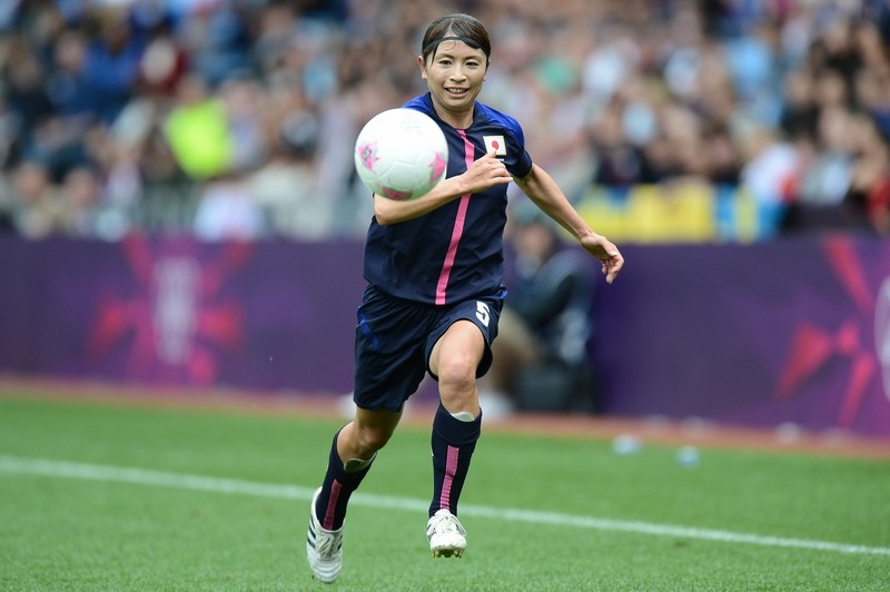 鮫島彩岩渕真奈 なでしこジャパン Tシャツ 元なでしこ鮫島彩さんが子どもたちとサッカー「美しい」「可愛