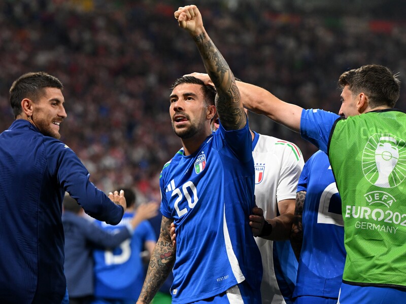 デルピエロを思い出す」後半ATの劇的弾！ 決勝T進出に導くイタリア代表