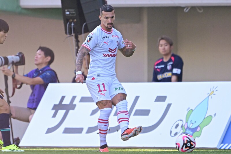 かっけえ」磐田加入のMFクルークス、23番のユニ姿に「サックスブルー