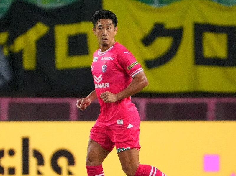 ドルトムントの神童が“憧れ”の香川真司の元に。試合中に何を話していた