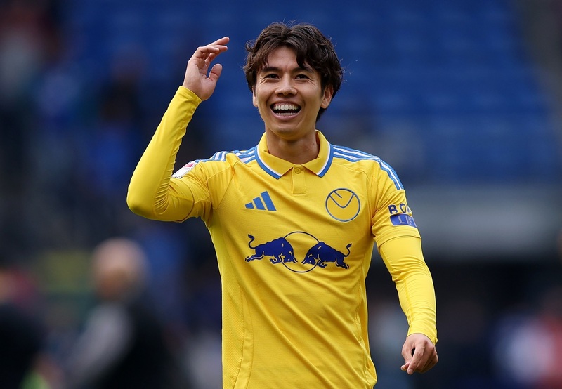 日本代表・リーズユナイテッド・フロンターレ 田中碧選手サイン付き ドリンクボトル 田中碧が担うリーズ・ユナイテッドのプレミアリーグ昇格への指揮