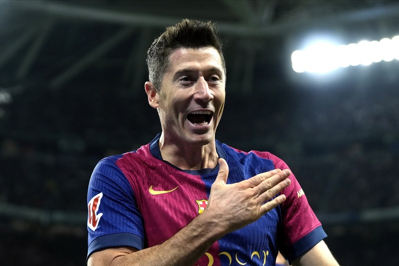 サッカー ロベルト・レバンドフスキ 超貴重 限定10枚 バイエルン MVP レバンドフスキがFIFA年間最優秀選手賞を獲得! 2021年にブンデス