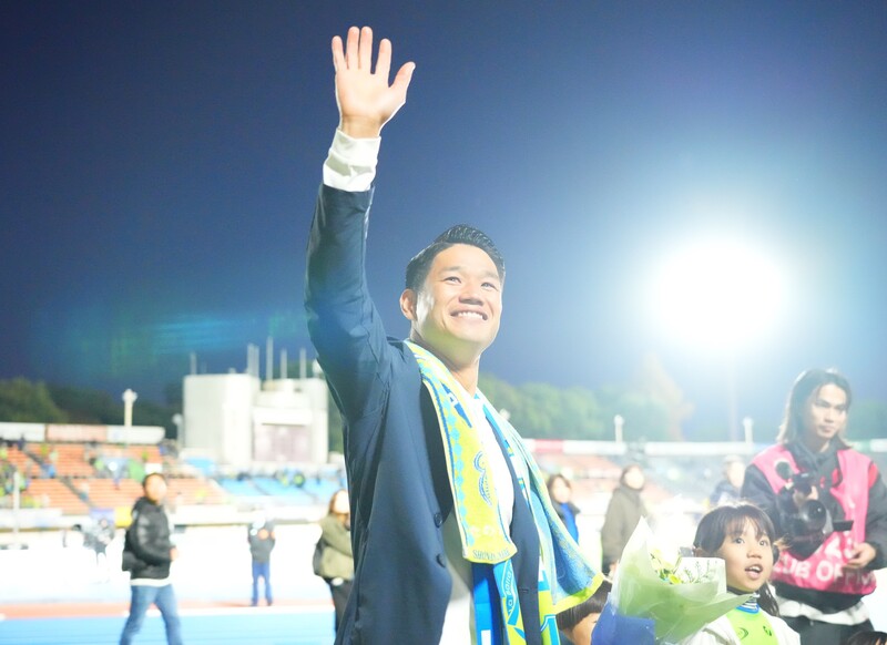 【当時湘南ベルマーレ】山田直輝選手 着用スパイク 直筆サイン入り 165042_ext_04_0_L.jpg