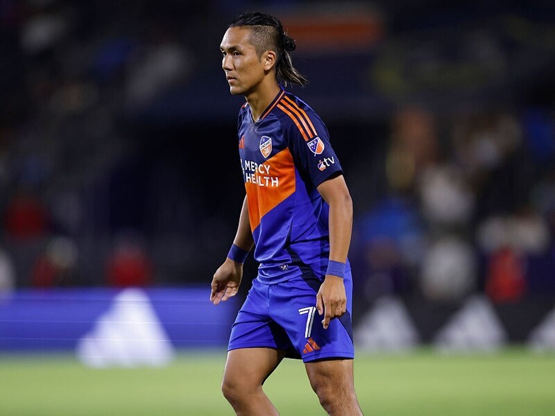 サッカー日本代表　本田圭佑　実使用 本田圭佑 実使用スパイク 日本代表 ACミラン 10番 本物 MIZUNO - メルカリ