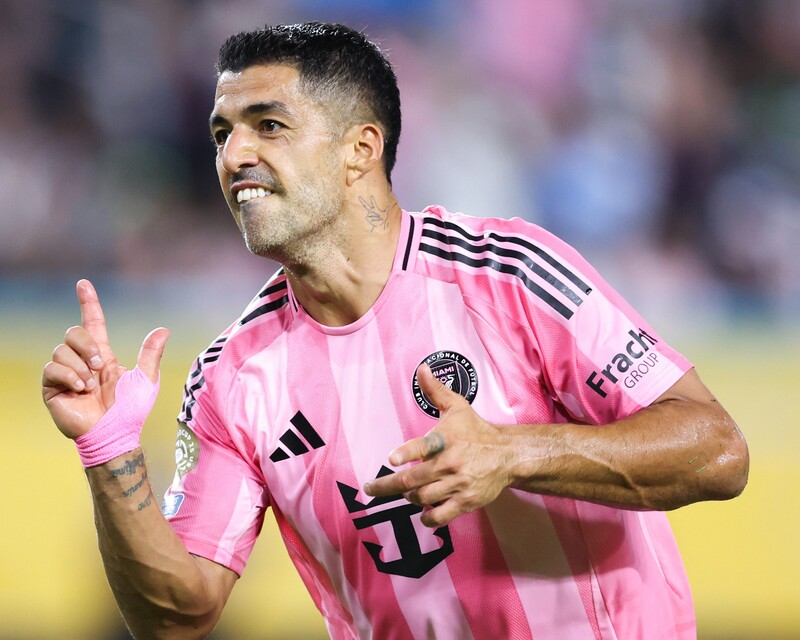 元バルサの38歳ストライカー、来季もメッシと共闘へ！ インテル