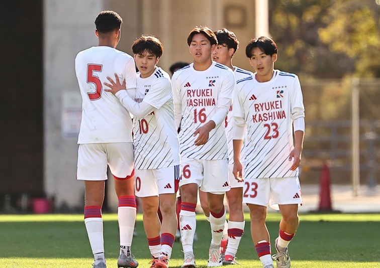 流経大柏　サッカー部　赤白インナーシャツ もう息をつく暇がなくて」J内定カルテット擁する“優勝候補”流経大柏は