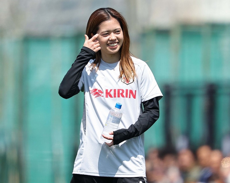 笑顔のかわいい写真最高」なでしこ長谷川唯の幸せな瞬間。冨安ユニ着用