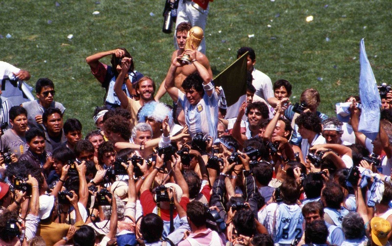 W杯回顧録】第13回大会（1986年）｜“神の手”と“5人抜き”――マラドーナ