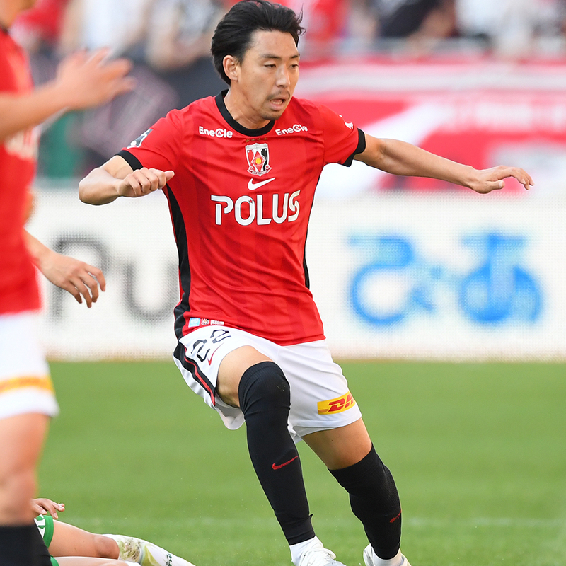浦和レッズ　柴戸海選手サイン入りサッカースパイク 浦和レッズ】埼スタに帰ってきた柴戸海が示す自身の価値とエンブレムを シューズ
