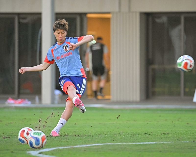 これが見たかった！」中村俊輔コーチと一緒に。森保Jの“FK特訓”動画に
