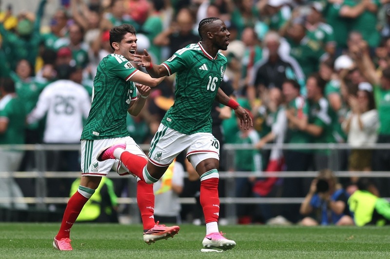 サッカーダイジェスト切り抜き 股抜きかよ！」「歴史的な一発」北中米W杯の第1号弾にファン興奮