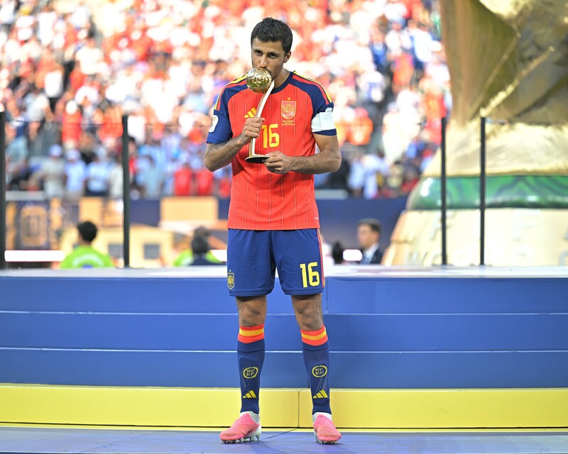  スペイン代表 MからLサイズ 相当 契約面でも両者は合意にかなり近づいている」W杯MVPのスペイン代表MF