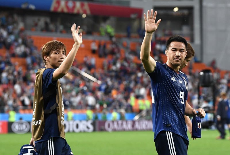 乾貴士が日本代表“僚友”との敬礼ポーズを公開！「サイコー」「ゆっくり