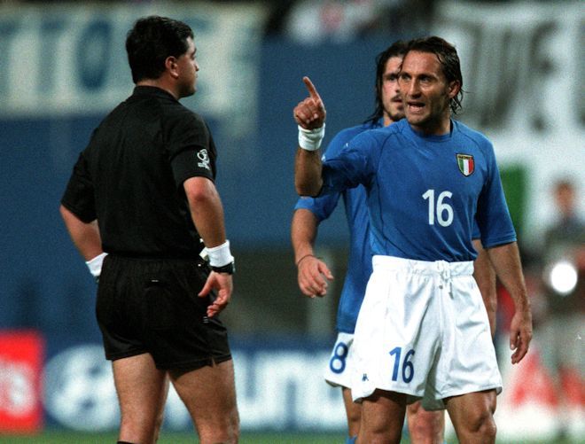 殴ればよかった…」元イタリア代表MF、2002年W杯・韓国戦の主審への怒り 