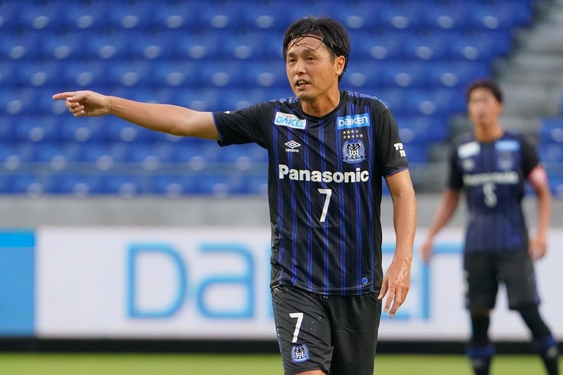 遠藤保仁に訊いた。プロデビュー前夜、“18歳のヤット”にいま声を掛ける