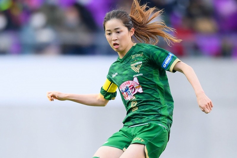 クールビューティー！」なでしこ清水梨紗が公開した“背中で語る