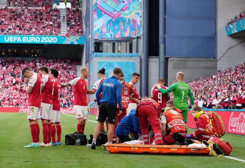 EUROの試合中にデンマーク代表、エリクセンが突然倒れ込む。ピッチ上で