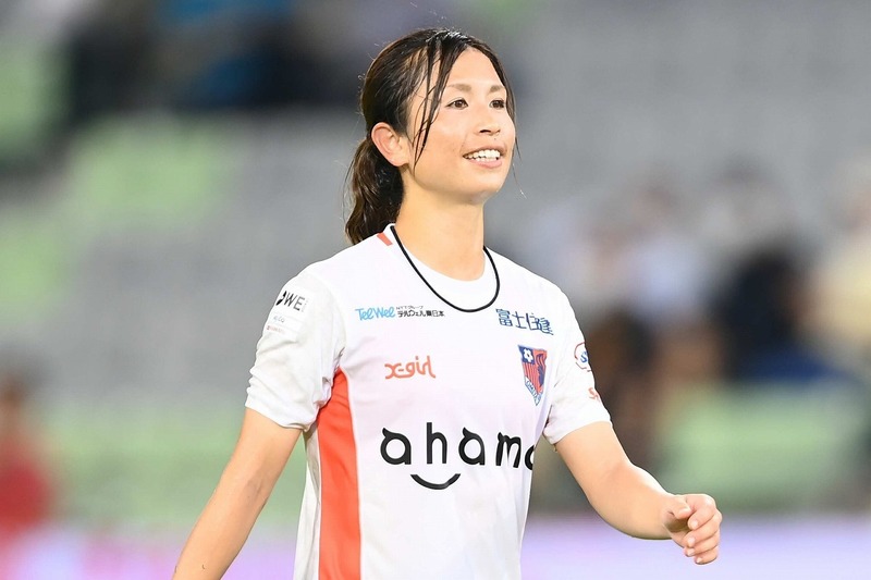 お綺麗です」「かわいい」なでしこ鮫島彩が“サメ”とコラボ！ 鮮やかT