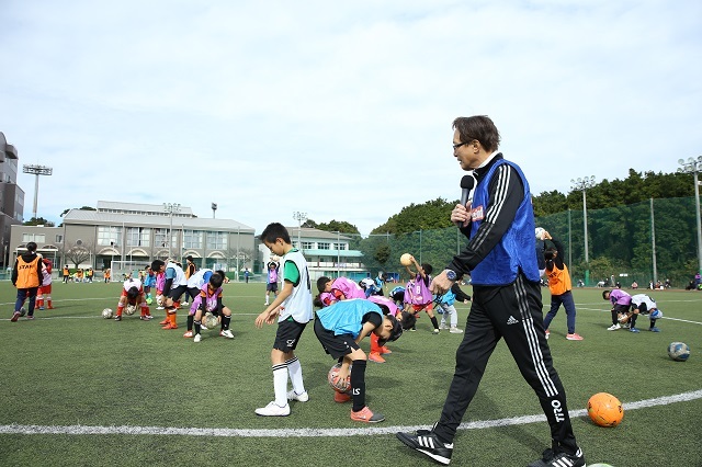 釜本邦茂氏が、小学生を熱血指導！ 「KAMAMOTO Football Festival in