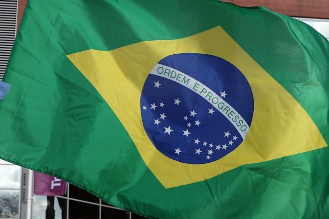 前代未聞の蛮行 激昂したブラジル人監督が女性副審の顔面に頭突き 暴力を否定も即日解雇 ウソだ 彼女は女であることを利用している サッカーダイジェストweb