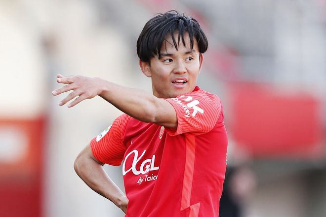 一時騒然となった 久保建英に下部組織の選手たちが殺到 即席 2ショット撮影会 が反響 やっぱりマジョルカのスターなんだな サッカーダイジェストweb 一時騒然となった 久保建英に下部組織の選手たちが殺到 即席 2ショット撮影会 が反響 やっぱりマジョルカのスターなんだな サッカーダイジェストweb