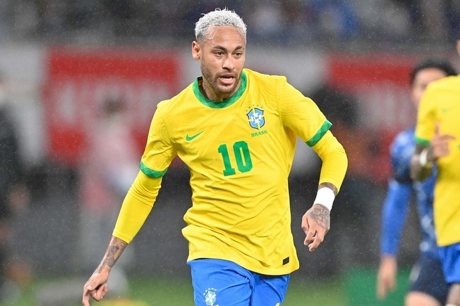 嘲笑している」ネイマールがトロフィーを手に大はしゃぎ！ セレソン10