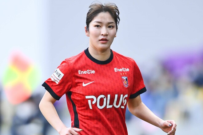 超セクシー！」浦和L・遠藤優、黒ブラトップのヨガウェア姿で美