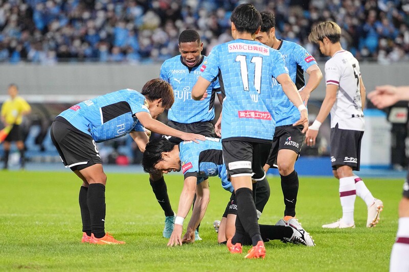 ひざから崩れ落ち地面を叩いて喜び！ プレッシャーに打ち勝った家長昭博のPK弾後の姿が「初めて見た」と反響！ | サッカーダイジェストWeb