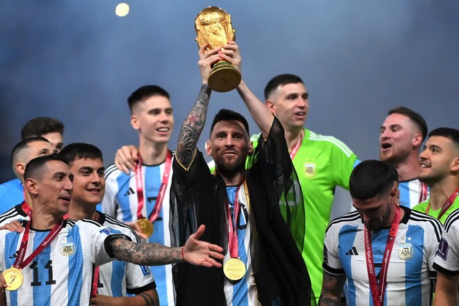 異様な光景だった」メッシがトロフィーリフトで羽織った黒いローブの