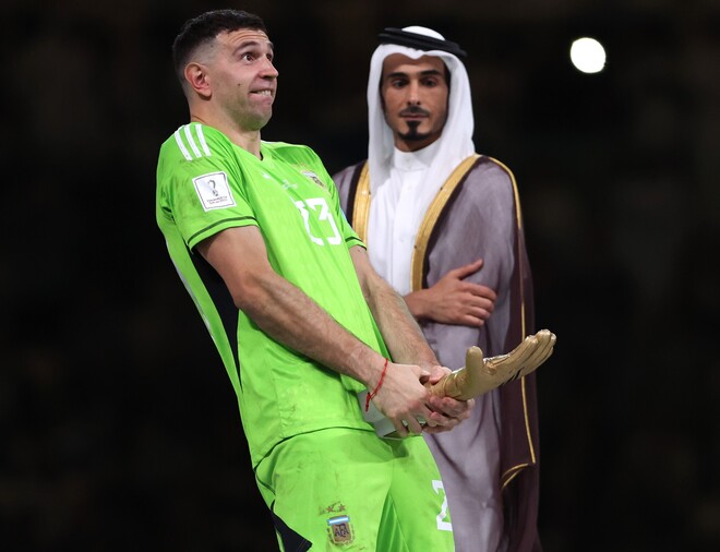 世界中が注目する表彰式で一体なぜ…アルゼンチンGKが衝撃の“お下品