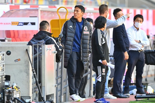 圧倒的なオーラ」長谷部誠、日本代表のベンチに座る姿が話題！「スーツ