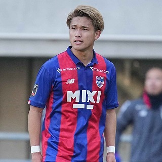 U-20W杯帰りの松木玖生がまさかの一発レッド！ 相手選手の顔に肘