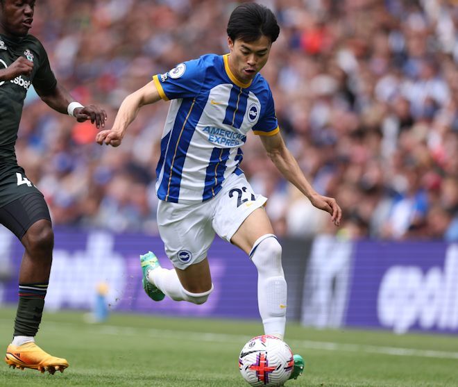 なぜ三笘薫は“倒れない”ドリブルを90分間繰り出せるのか。国民的金