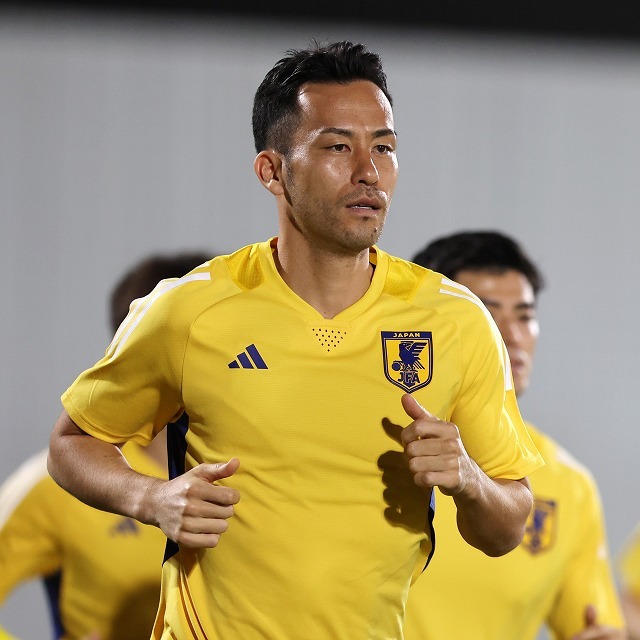 無職”の吉田麻也がJ2栃木で黄色ユニ姿にファン大注目