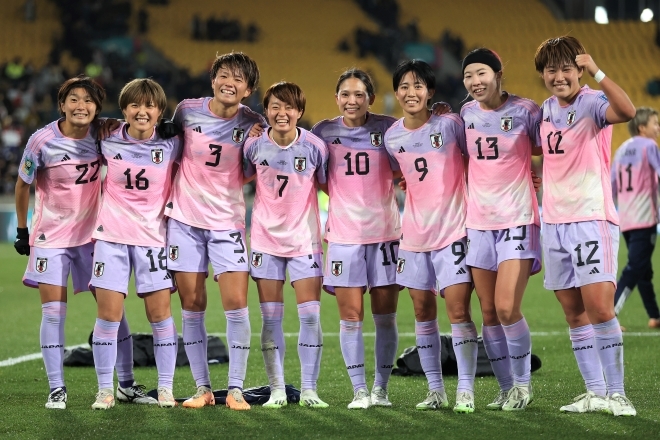 かなり芸術性が高いぞ！」なでしこジャパンの“斬新桃色ユニホーム”を英