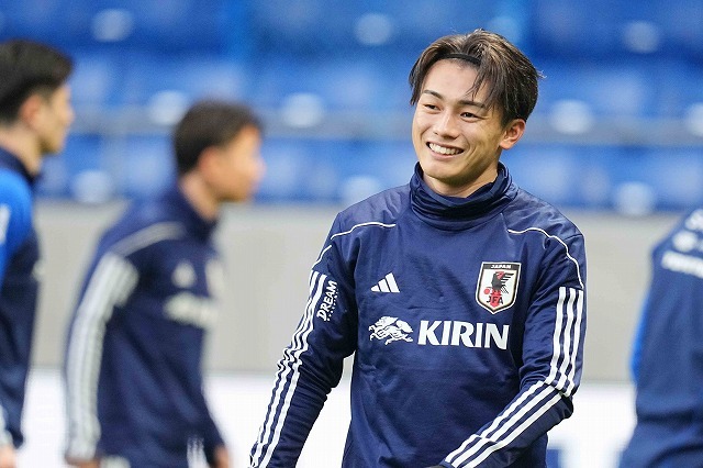 【サッカー日本代表 】上田綺世選手 法政大学時代サイン入りサッカーボール 日本代表・上田綺世 「ハット期待」の声に応えた DF密集なんの