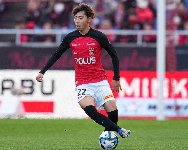 浦和レッズ　柴戸海選手サイン入りサッカースパイク また共に闘えるよう、成長してきます」浦和MF柴戸海が町田に期限付き