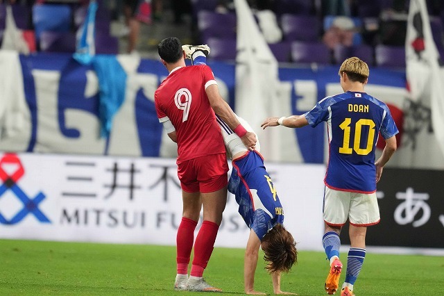 面白すぎる」日本代表DF板倉滉が試合中に“逆立ち”！ シリア戦の珍