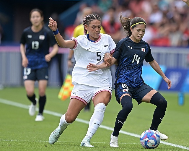 デニス・ロッドマンの娘がいる！」なでしこJと対戦のアメリカ、ピンク