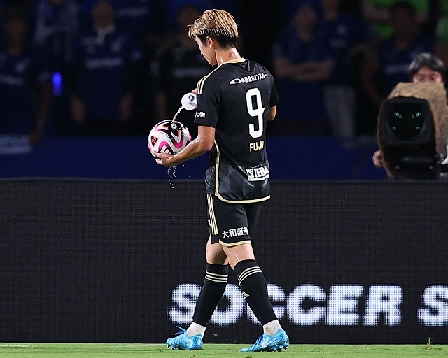 蹴るほうもリスクはある」町田FW藤尾翔太の“ボール水かけ”に大久保嘉人
